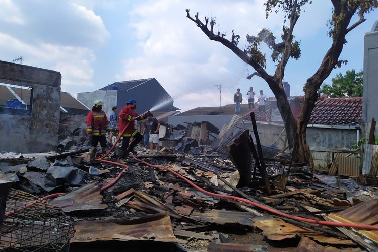 Kebakaran melanda rumah tinggal di Jalan Mujair VII, Bambu Apus, Tangerang Selatan, Kamis (16/9/2021) siang. 