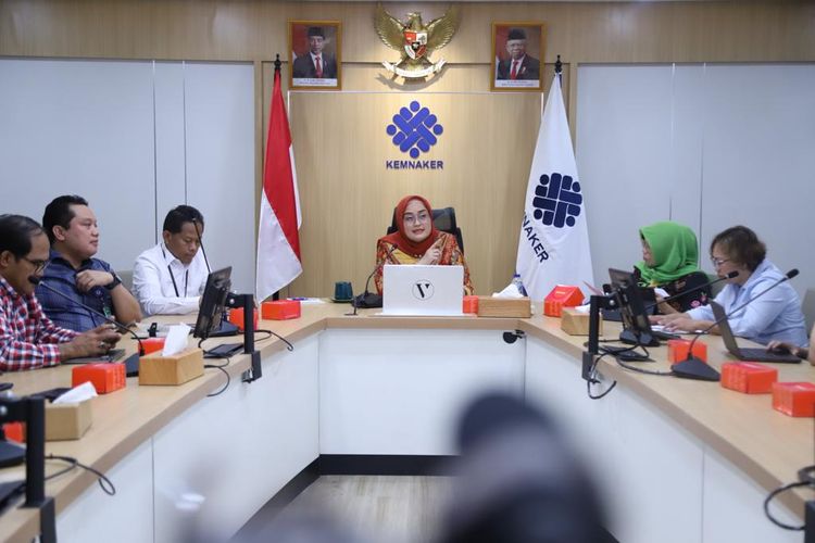 Dirjen PHI-Jamsos Kementerian Ketenagakerjaan Indah Anggoro Putri menjelaskan kepada awak media terkait Permenaker Nomor 5 Tahun 2023, di Jakarta, Jumat (17/3/2023).