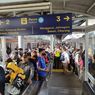 Padat Penumpang KRL di Stasiun Tanah Abang, Warga: Ramai tetapi Tertib...