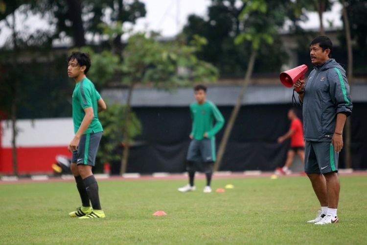 Pelatih timnas U-18, Indra Sjafri, saat memimpin latihan tim nasional U-18 di Stadion Atang Sutresna, Cijantung, Jakarta Timur, Selasa (3/4/2017). Timnas U-18 di persiapkan untuk mengikuti Piala AFF di Myanmar pada 4-17 September 2017.