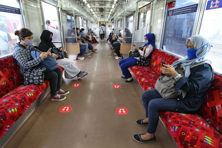 Suasana di dalam Kereta Rel Listrik (KRL) Commuter Line di Stasiun Kota Bogor, Selasa (9/6/2020). Pihak stasiun menerapkan protokol kesehatan kepada petugas dan penumpang antara lain penerapan pembatasan jumlah kapasitas penumpang di dalam gerbong KRL untuk mengurangi penyebaran virus Covid-19.