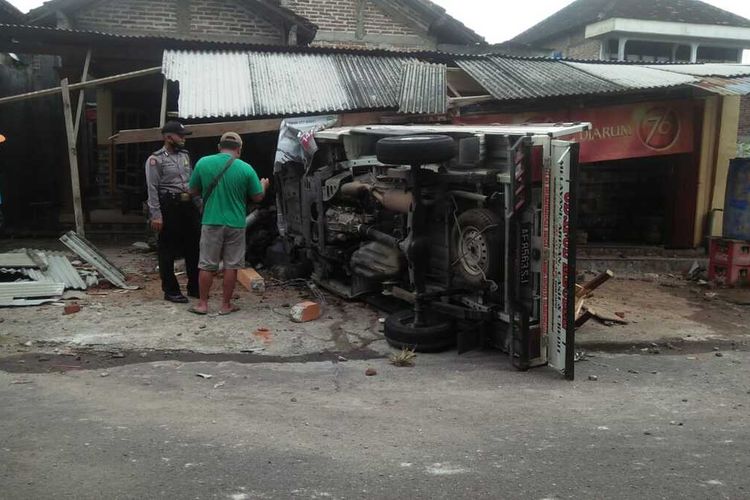 Tak bisa kuasai mobil saat menyalip kendaraan lain, sebuah mobil pikap grand max di Magetan menghantam 3 buah motor dan sebuah warung. Tidak ada korban jiwa dalam kejadian tersebut.