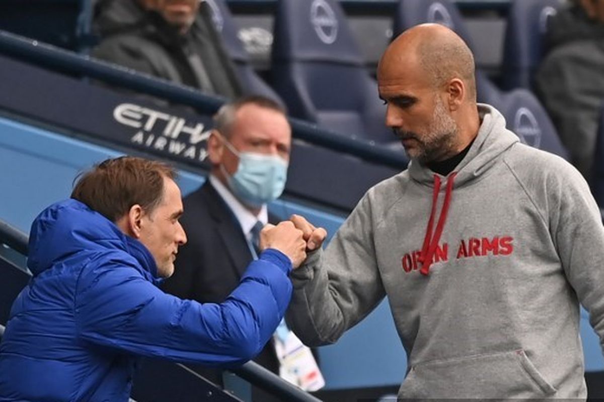 Pelatih Chelsea Thomas Tuchel (kiri) bersama juru taktik Manchester City Pep Guardiola (kanan) pada laga lanjutan Premier League di Stadion Etihad, 8 Mei 2021.