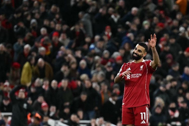 Ekspresi Mohamed Salah saat melambaikan tangan kepada para suporter usai duel Premier League Liverpool vs Brighton berlangsung di Stadion Anfield, pada Sabtu (13/12/2025) malam WIB.