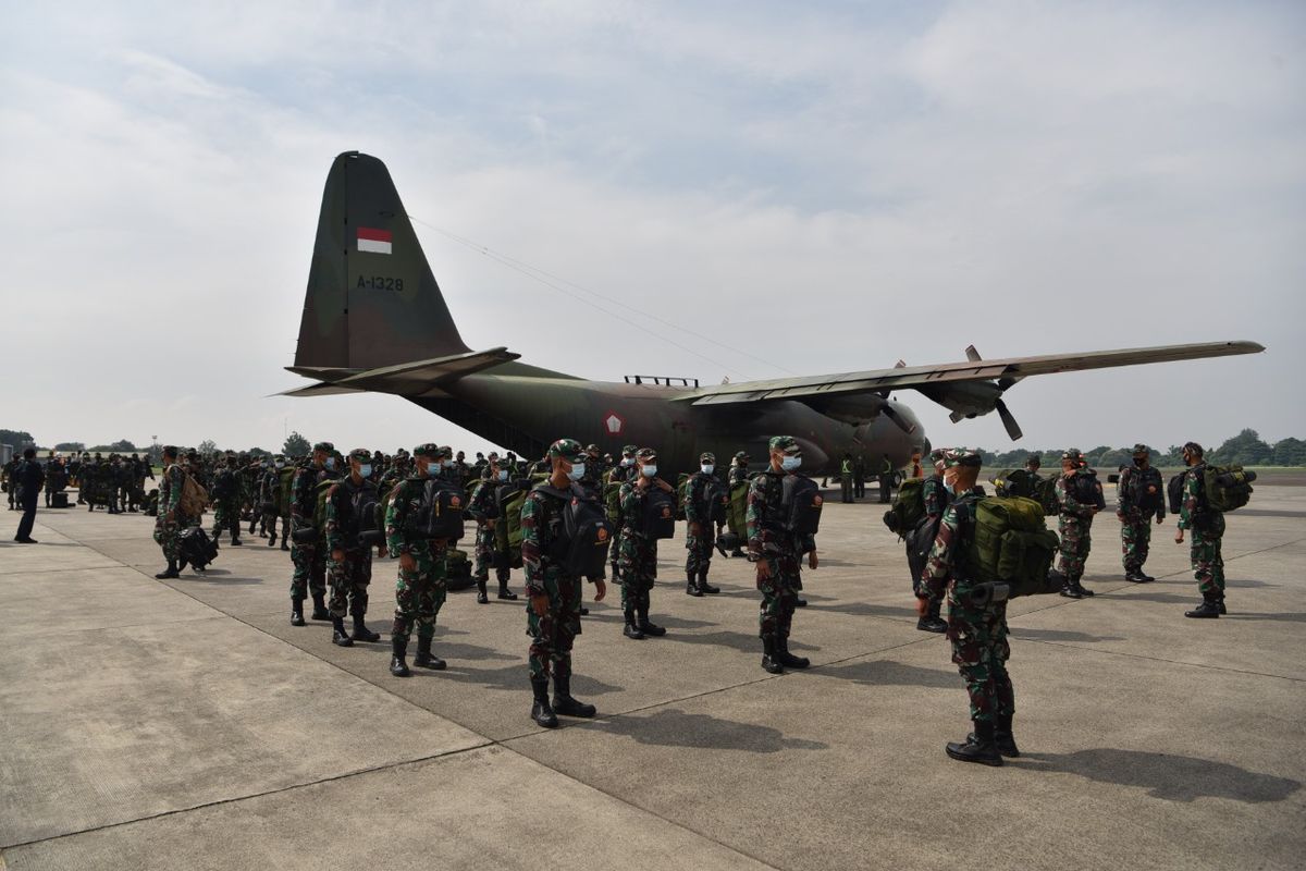 Sebanyak 176 personel, yang merupakan siswa Sepa PK TNI dan Susgakes 2021, tiba di Lanud Halim Perdanakusuma, Jakarta Timur, Senin (28/6/2021). Mereka berangkat dari Lanud Adisutjipto Yogyakarta.