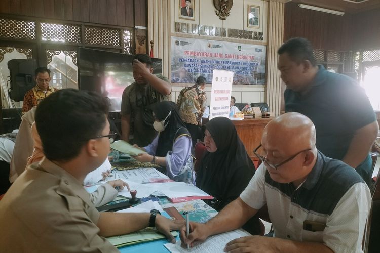 Warga Kelurahan Nusukan, Kecamatan Banjarsari, Kota Solo, Jawa Tengah (Jateng), mendapatkan pembayaran uang ganti rugi tahap untuk underpass Kawasan Simpang Joglo, pada Selasa (26/9/2023).
