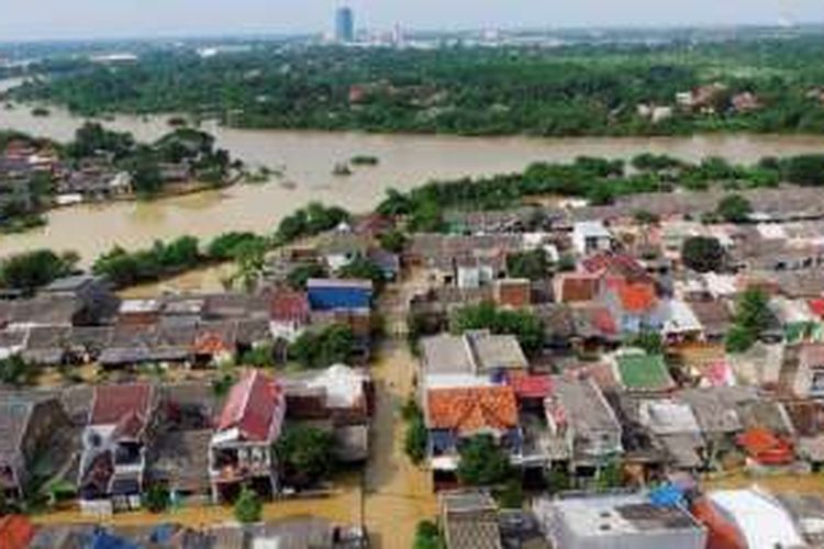 Luapan Sungai Citarum membanjiri perumahan warga Desa Wadas, Kecamatan Teluk Jambe, Kabupaten Karawang, Jawa Barat, Senin (14/11). Banjir yang menggenangi kawasan ini menyebabkan ratusan warga mengungsi ke daerah sekitarnya.