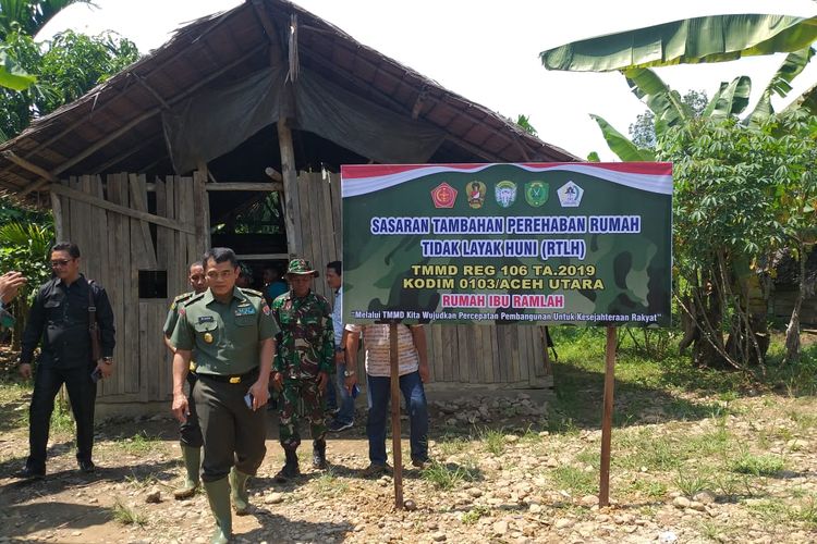 Brigjen Djaka Budhi Utama, melihat rumah yang akan direhab dalam program TMMD di Desa Plue Pakam, Kecamatan Tanah Luas, Kabupaten Aceh Utara, Selasa (8/10/2019).