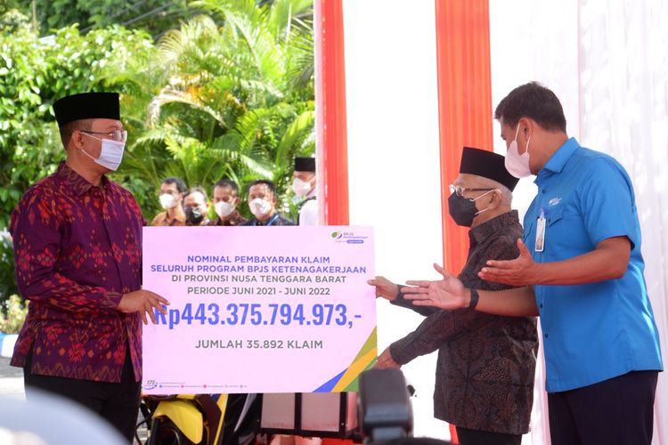 Wapres Ma'ruf Amin menyerahkan santunan program BPJS Ketenagakerjaan (BPJamsostek) di Lombok, NTB, Jumat (1/7/2022).