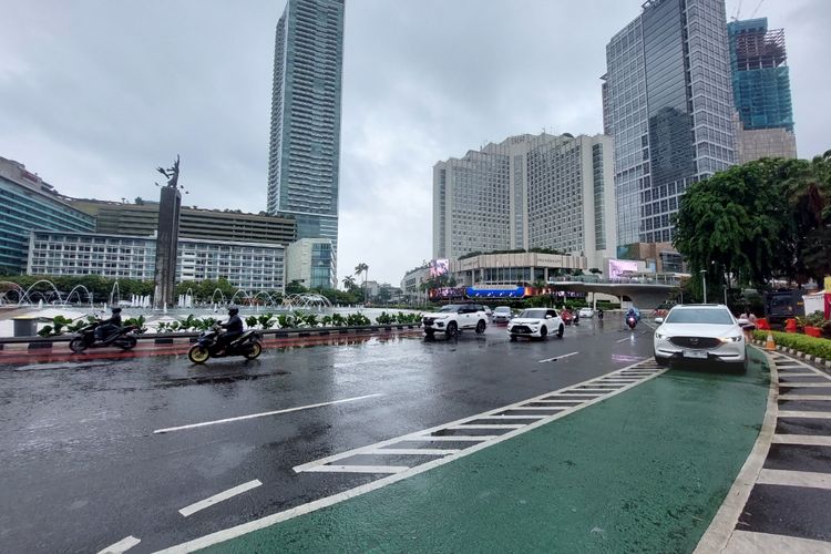 Suasana kawasan Bundaran Hotel Indonesia (HI), Jakarta Pusat, pada Minggu (1/1/2023).