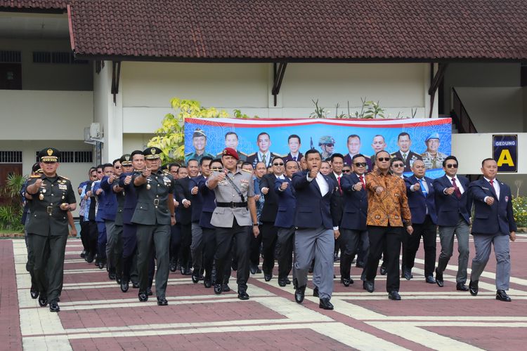 Jenderal TNI hingga Pejabat BUMN Alumni Tarnus Defile Dadakan, AHY-Sugiono Terima Penghormatan