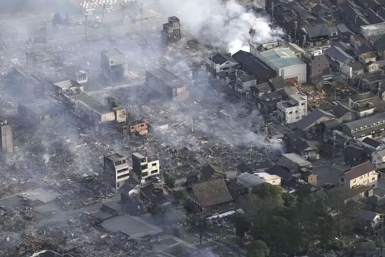 Pemandangan Kota Wajima, Jepang, usai dihantam gempa pada 1 Januari 2024.