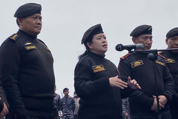 Ketua DPR Puan Maharani usai menerima brevet Hiu Kencana dari KSAL Laksamana Yudo Margono di Dermaga 100, Tanjung Priok, Jakarta Utara, Senin (28/11/2022) siang.