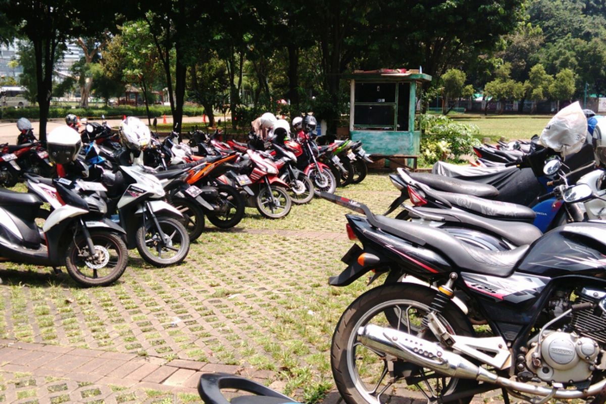 Salah satu area parkir di Komplek Stadion GBK yang disebut aman dari para pelaku parkir liar. Senin (27/3/2017)