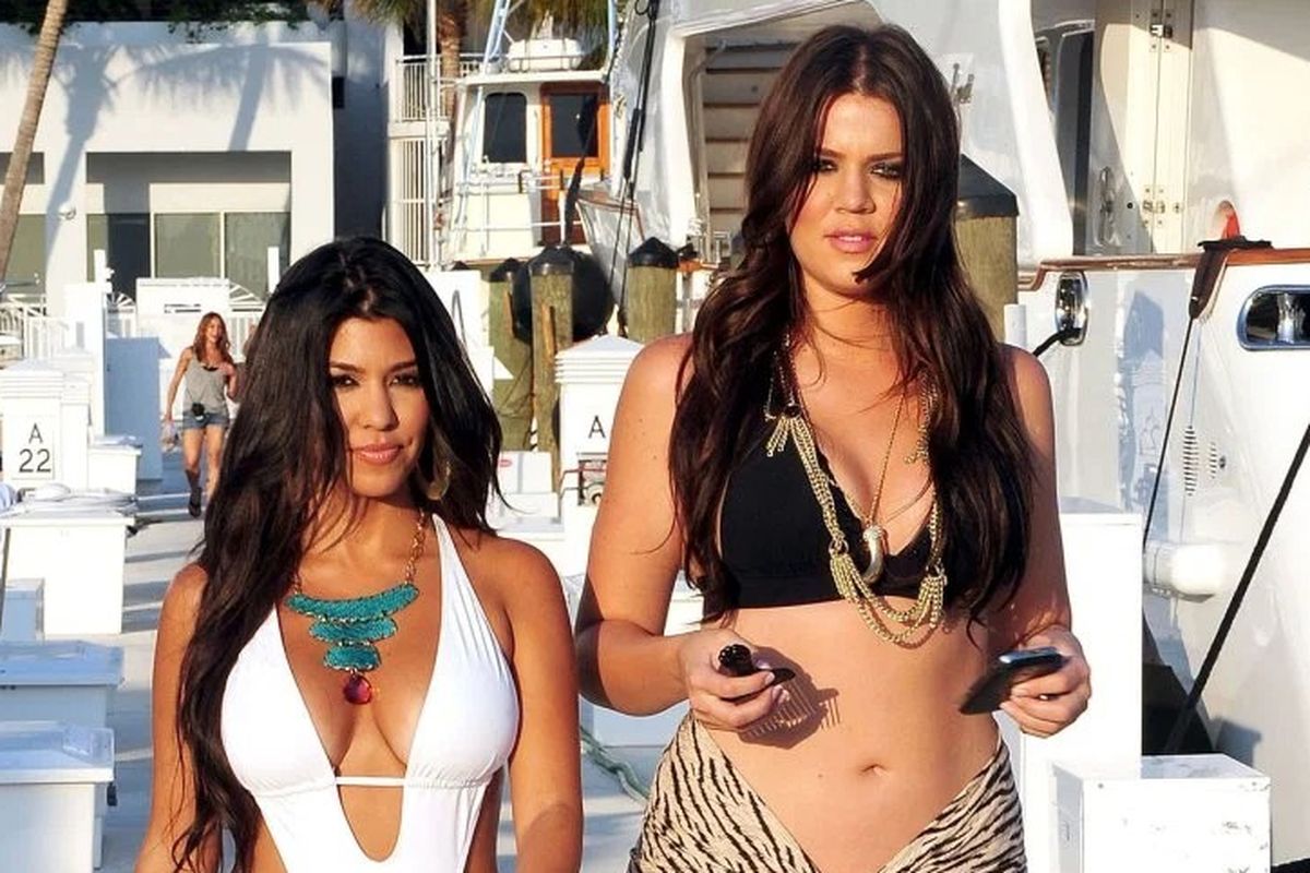 Khloe Kardashian (kanan) bersama sang kakak, Kourtney Kardashian di tahun 2009.