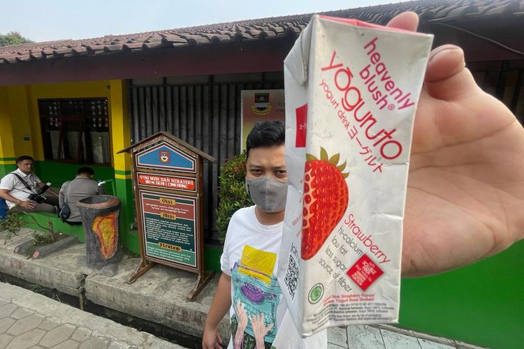 Dua sampel jajanan yang diduga menjadi sumber keracunan massal 20 siswa SD di Desa Cimerang, Kecamatan Padalarang, Kabupaten Bandung Barat (KBB), Jawa Barat diamankan petugas kesehatan.  Dua sampel berupa minuman yoghurt yang dikonsumsi oleh puluhan siswa di SDN 1 dan 2 Cimerang itu diambil untuk dibawa ke Laboratorium Kesehatan Daerah (Labkesda) Jawa Barat untuk diperiksa kandungannya, Rabu (11/10/2023).