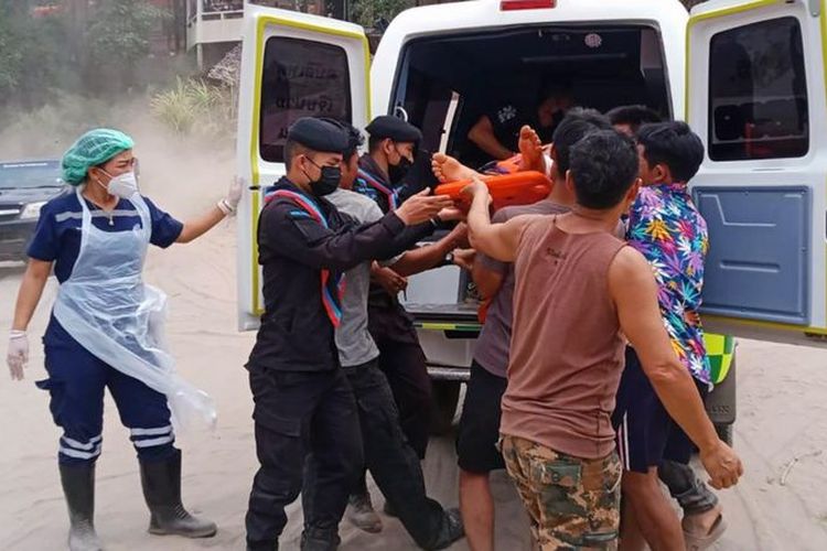 Seorang warga suku Karen mendapat pertolongan dari petugas di wilayah Thailand setelah militer Myanmar melancarkan serangan di Negara Bagian Karen.