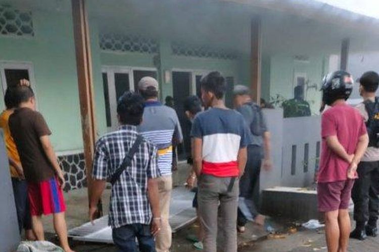 Kondisi asrama mahasiswa di Jalan Sungai Limboto, Kota Makassar, Sulawesi Selatan ( Sulsel ), setelah diserang orang tak dikenal, Ahad atau Minggu (28/11/2021). 