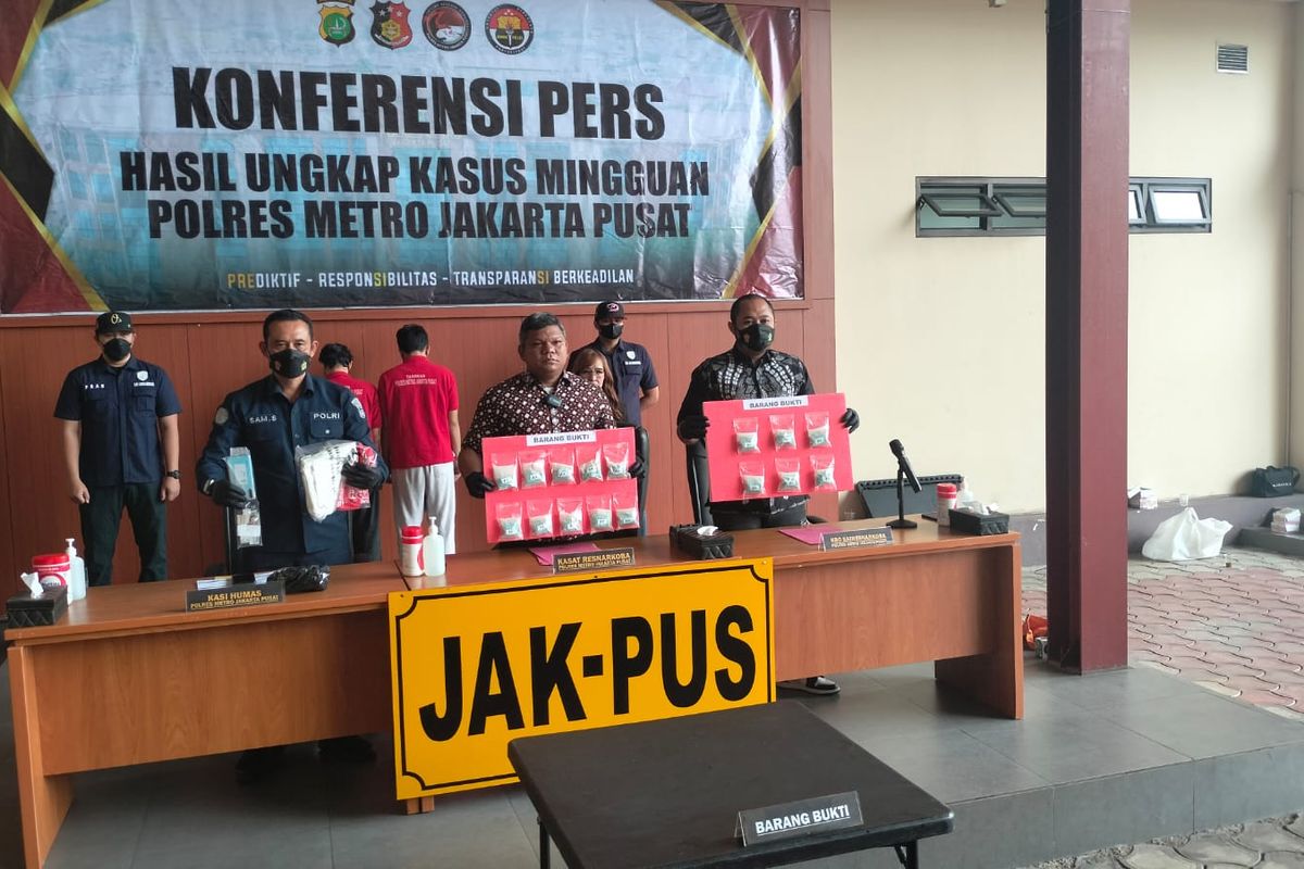Polres Metro Jakarta Pusat mengumumkan bahwa telah menangkap dua orang pengedar narkoba jenis pil ekstasi di Mapolres Metro Jakarta Pusat, Jumat (9/9/2022).