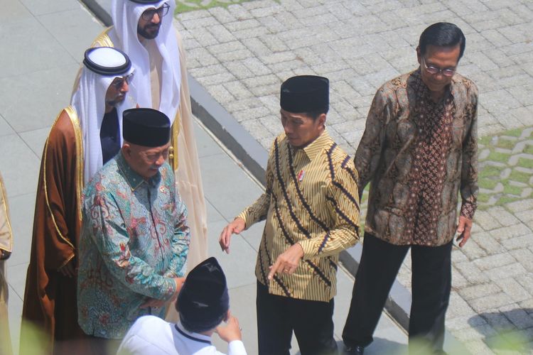 Presiden Joko Widodo saat berada di Universitas Nahdlatul Ulama (UNU), Gamping, Kabupaten Sleman, DI Yogyakarta usai acara resepsi peringatan harlah ke-101 Nahdlatul Ulama (NU)