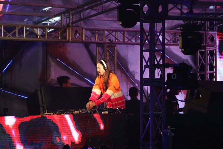 Aksi Steve Aoki membuat penonton larut dalam kemeriahan saat acara Djakarta Warehouse Project 2017 di JI Expo, Kemayoran, Jakarta, Sabtu (16/12/2017). Pertunjukan yang berlangsung selama dua hari ini dimeriahkan oleh aksi panggung lainnya antara lain Marshmello, Rich Chigga, David Gravel, Hardwell dan lain-lain.