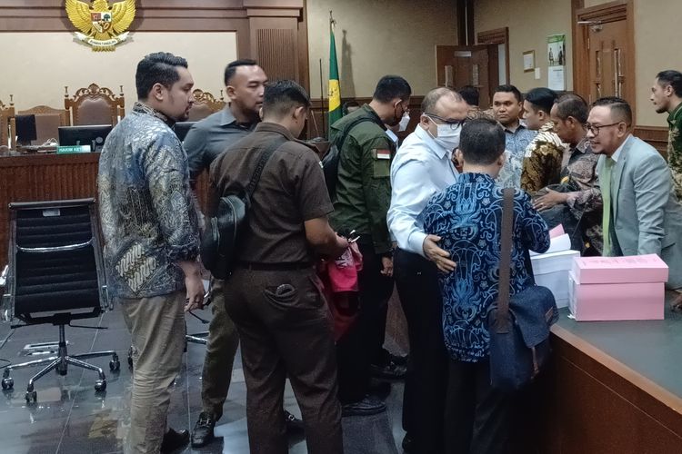 Direktur Utama Badan Aksesibilitas Telekomunikasi dan Informasi (Bakti) pada Kementerian Komunikasi dan Informatika (Kemenkominfo) Anang Achmad Latif (kemeja putih) usai menjalani sidang tuntutan di Pengadilan Tipiikor Jakarta Pusat, Rabu (25/10/2023).