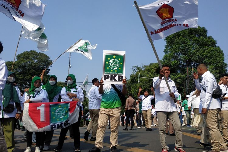 Arak-arakan simpatisan PKB dan Gerindra menutup Jalan Imam Bonjol jelang kehadiran Prabowo Subianto dan Muhaimin Iskandar ke kantor KPU RI, Senin (8/8/2022) petang.