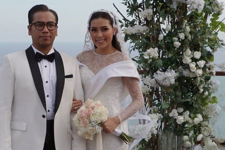 Vokalis Sammy Simorangkir (34) dan pembawa acara Viviane Tjeuw (30) melangsungkan pemberkatan pernikahan mereka di The Edge Villa, Uluwatu, Bali, Sabtu (22/7/2017).