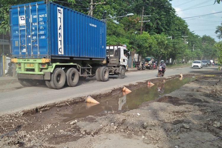 Kondisi Jalan Raya Mayjend Sungkono, Kecamatan Kebomas, Gresik, Kamis (6/2/2020).