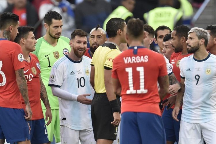 Friksi antara Lionel Messi dan Gary Medel yang berujung kartu merah mewarnai pertandingan perebutan posisi ketiga Copa America 2019 antara Argentina vs Cile di Arena Corinthians, 6 Juli 2019. 