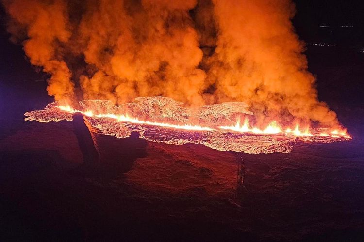 Ilustrasi lava guung berapi Islandia.