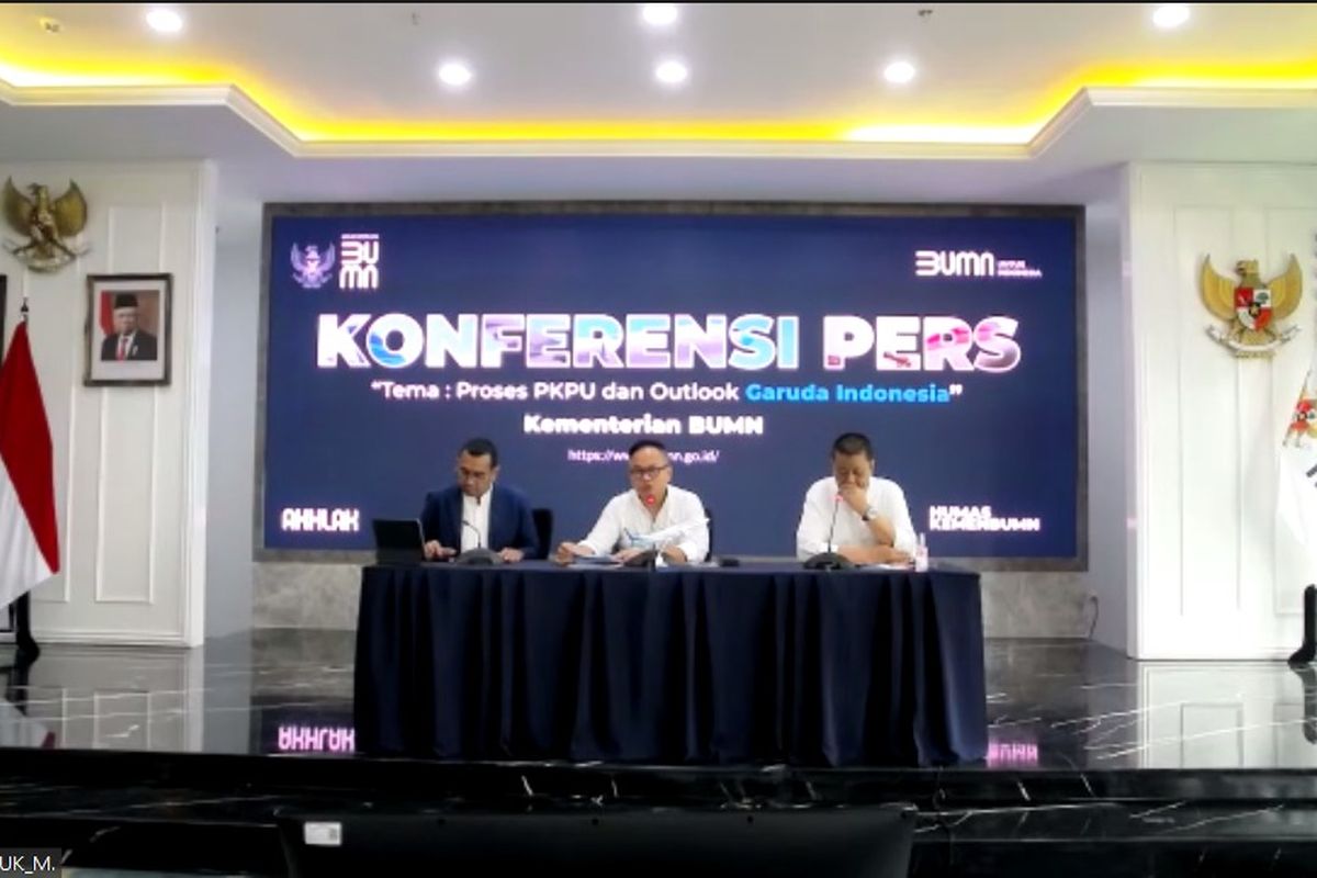 (dari tengah ke kanan) Wakil Menteri BUMN kartika wirjoatmodjo dan Direktur Utama Garuda Indonesia Irfan Setiaputra saat konferensi pers virtual pada Selasa (28/6/2022).