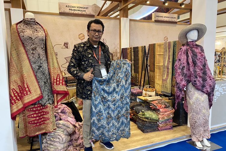 UMKM Azizah Songket asal Prabumulih, Sumatera Selatan, yang menjual produk songket khas Sumatra buatan tangan. 