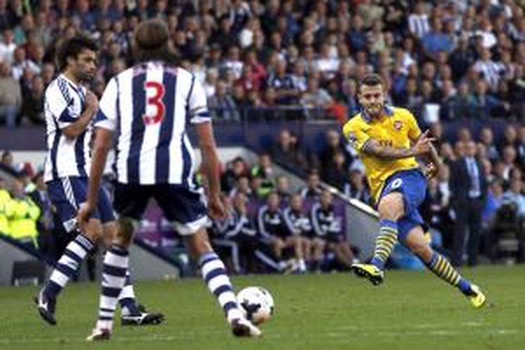 Gelandang Arsenal Jack Wilshere (kanan) melepaskan tembakan yang berujung gol ke gawang West Bromwich Albion, pada laga Premier League, di The Hawthorns, Minggu (6/10/2013).