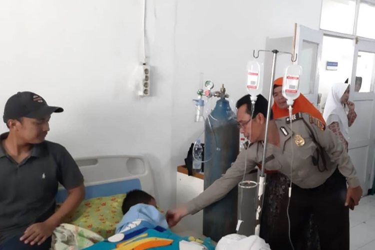 Sejumlah siswa SD di Kabupaten Cianjur, Jawa Barat tengah mendapatkan perawatan medis di Puskesmas Sukanagara, Cianjur karena alami keracunan usai jajan makaroni di sekolah, Selasa (29/10/2019)