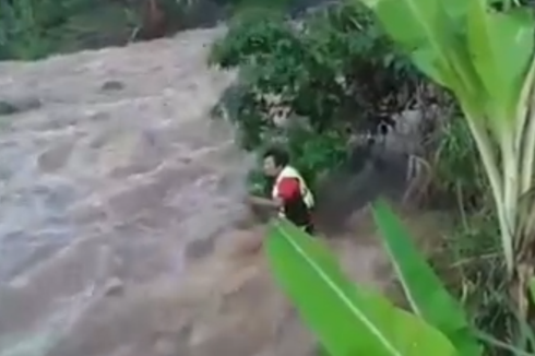 Beredar Video Kades Selamatkan Warganya yang Terjebak Banjir, Bagaimana Ceritanya?