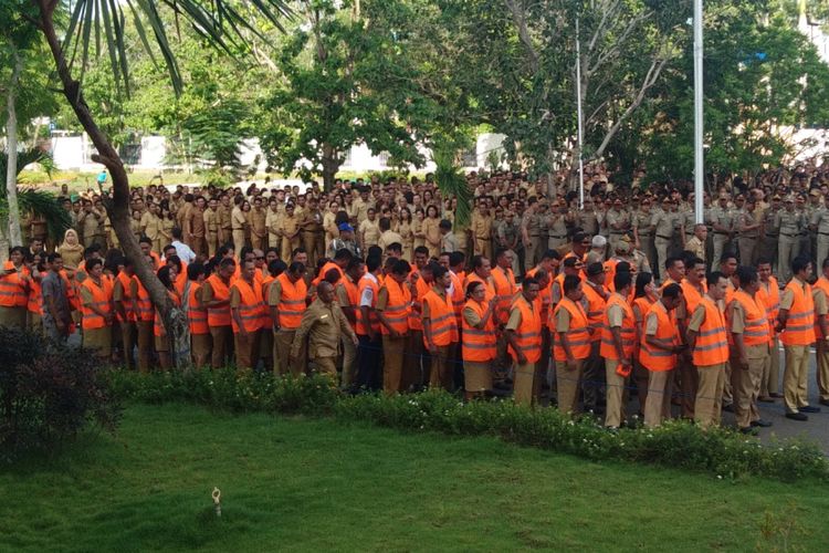 Ratusan ASN di Pemrov NTT, mengenakan rompi orange saat apel pagi di halaman kantor Gubernur NTT, Senin (7/1/2019)