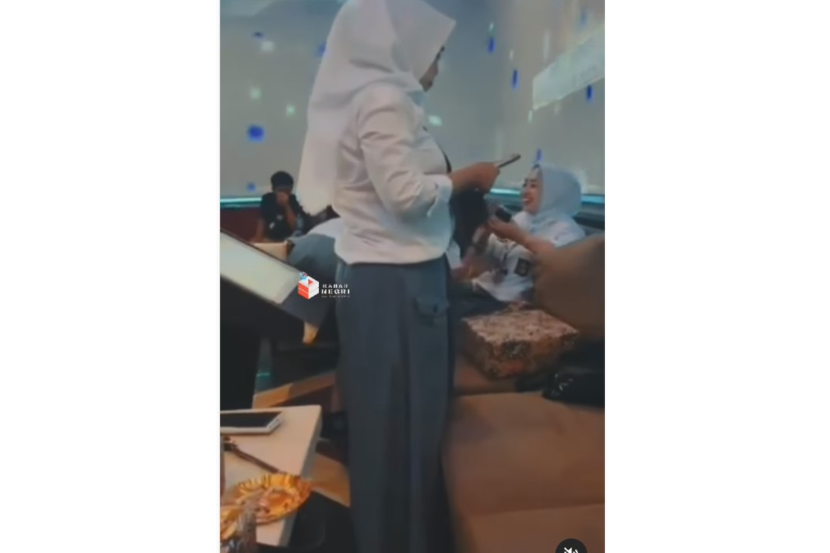 Beredar video berisi perempuan berseragam SMA di sebuah ruang karaoke bersama Lurah Jatirangga. 