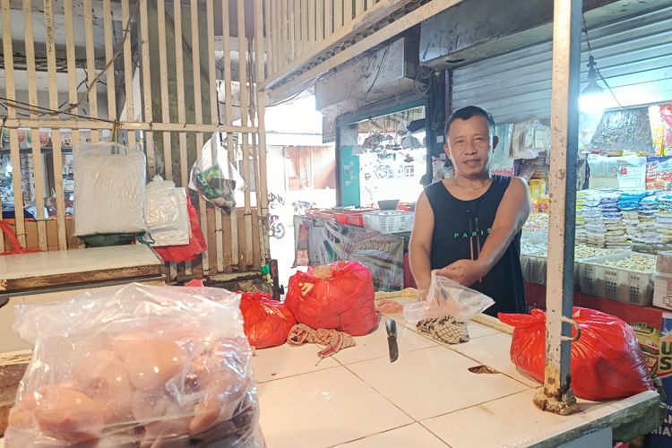 Pedagang Ayam di Pasar Baru Bekasi Keluhkan Harga Naik dan Pembeli Sepi