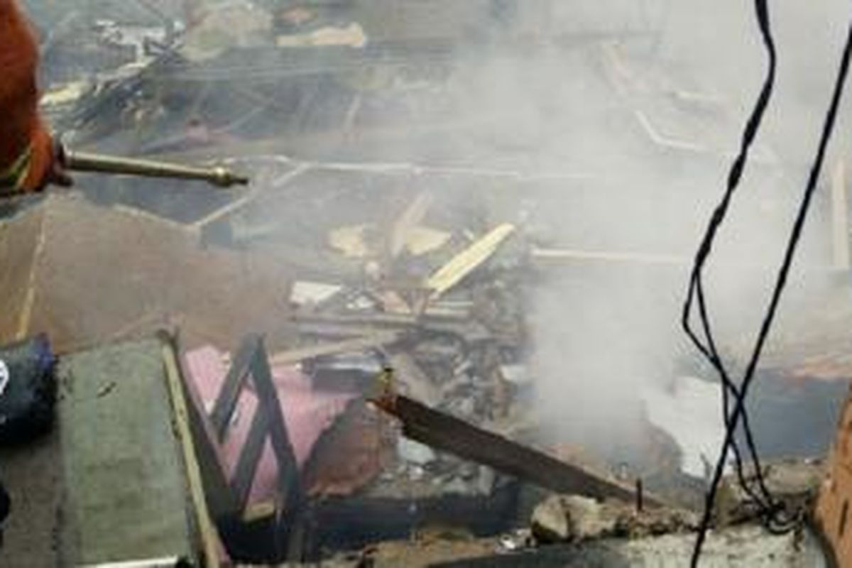 Kebakaran melanda sebuah rumah tinggal yang dijadikan sebagai toko gas di Jalan Pinang II RT 04/04, Pondok labu, Cilandak, Jakarta Selatan, Rabu (25/11/2015) sekitar pukul 13.00 WIB. 