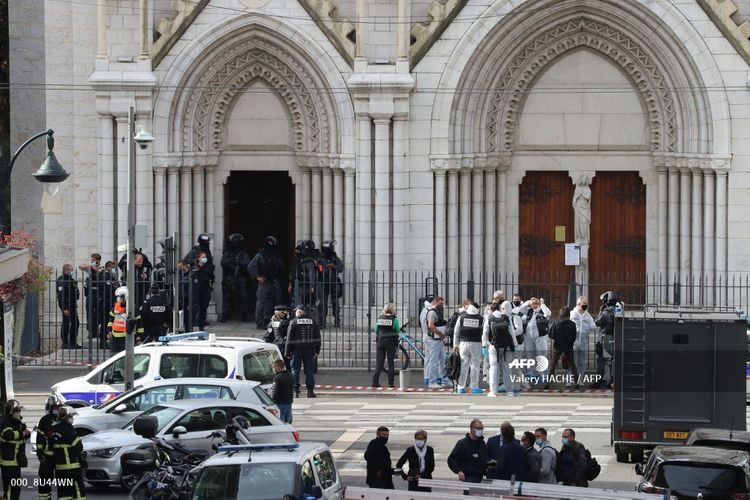 Anggota unit taktis polisi RAID memasuki Basilika Notre Dame di Nice, Perancis, dengan petugas forensik menunggu setelah serangan yang terjadi pada 29 Oktober 2020. Tiga orang tewas, dengan salah satunya dipenggal.