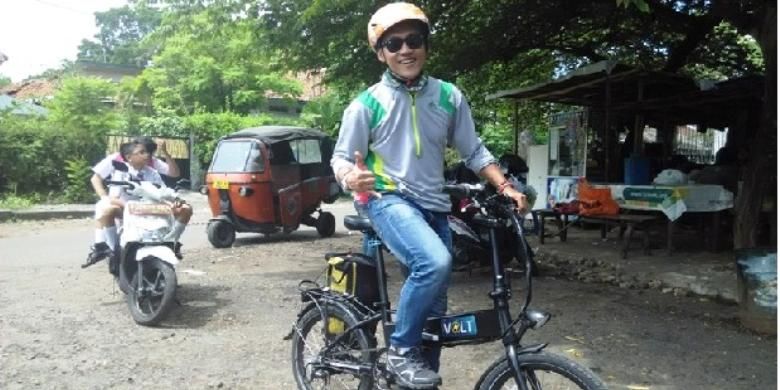 Penyanyi dan pencipta lagu Agustinus Gusti Nugroho, yang biasa dipanggil Nugie, bersiap mengendarai sepeda lipatnya dari Manggarai, Jakarta Selatan, menuju kediamannya di Bintaro, Tangerang Selatan, Senin (15/12/2014).