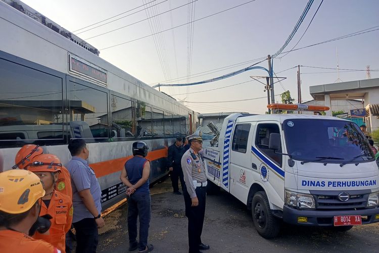 Tabrak Truk di Kaligawe Semarang, Kereta Harina Alami Keterlambatan 199 Menit