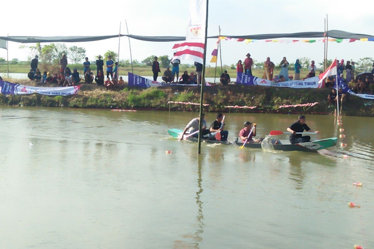 Komunitas Wartawan Gresik turut berpartisipasi dalam perlombaan balap dayung perahu yang digelar karang taruna Desa Gredeg di Waduk Gedang Kulut, Kamis (18/8/2022). *** Local Caption *** Komunitas Wartawan Gresik turut berpartisipasi dalam perlombaan balap dayung perahu yang digelar karang taruna Desa Gredeg di Waduk Gedang Kulut, Kamis (18/8/2022).