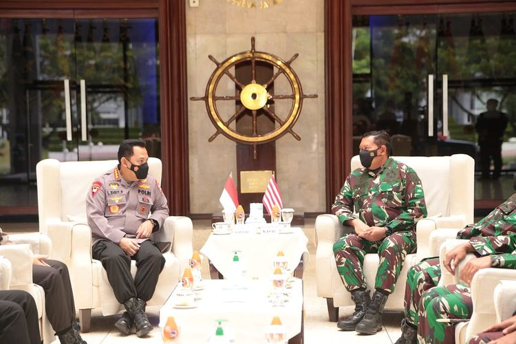 Kapolri Jenderal Listyo Sigit Prabowo bertemu Kepala Staf Angkatan Laut (KSAL) Laksamana TNI Yudo Margono di Mabes TNI AL, Cilangkap, Jakarta Timur, Senin (22/3/2021).
