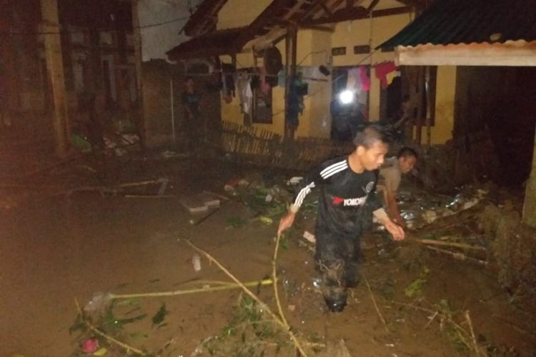 Banjir bandang menerjang empat kecamatan di Kabupaten Lebak, Banten, Rabu (22/5/2019) malam. Setidaknya empat kecamatan terdampak.