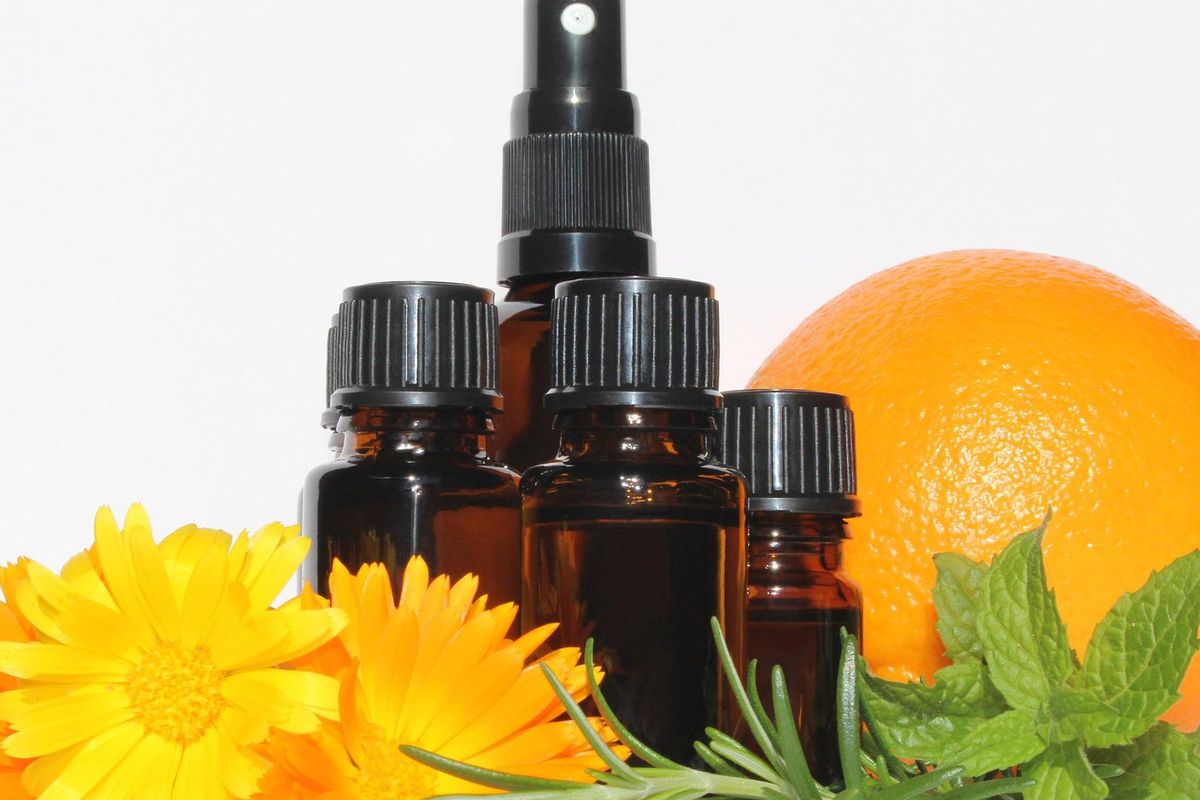 Ilustrasi essential oil, essential oil rosemary. 