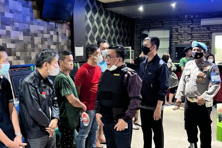 Suasana saat penggerebekan lokasi judi di Medan. Kapolda Sumut, Irjen Pol RZ Panca Putra Simanjuntak didampingi pejabat utama memimpin penggerebekan tersebut. Puluhan orang diamankan beserta sejumlah barang bukti dan uang tunai puluhan juta rupiah.