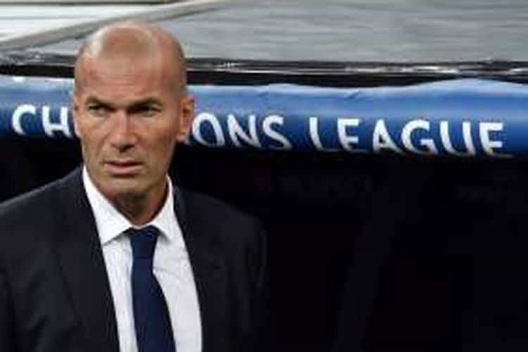 Pelatih Real Madrid, Zinedine Zidane, menyaksikan permainan anak asuhnya saat melawan Sporting CP  pada pertandingan penyisihan grup Liga Champions di Santiago Bernabeu, Rabu (14/9/2016). 