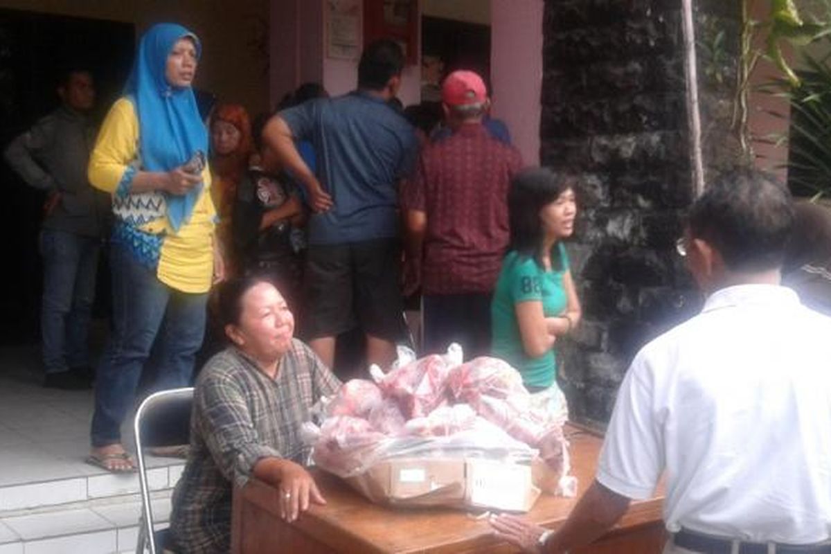 Pasar daging murah di Kelurahan Tambora, Jakarta Barat, Jumat (25/7/2014).